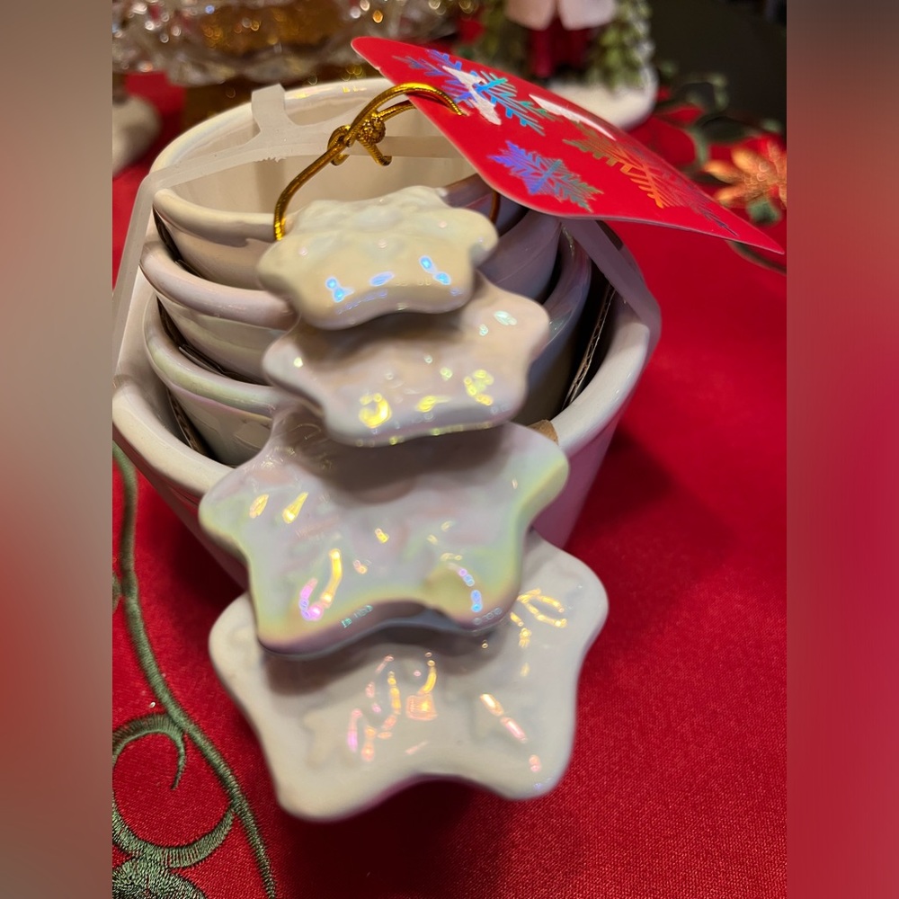 NWT ‘The Bake Shop’ Snowflake White Opal Measuring Cups - Picture 2 of 6